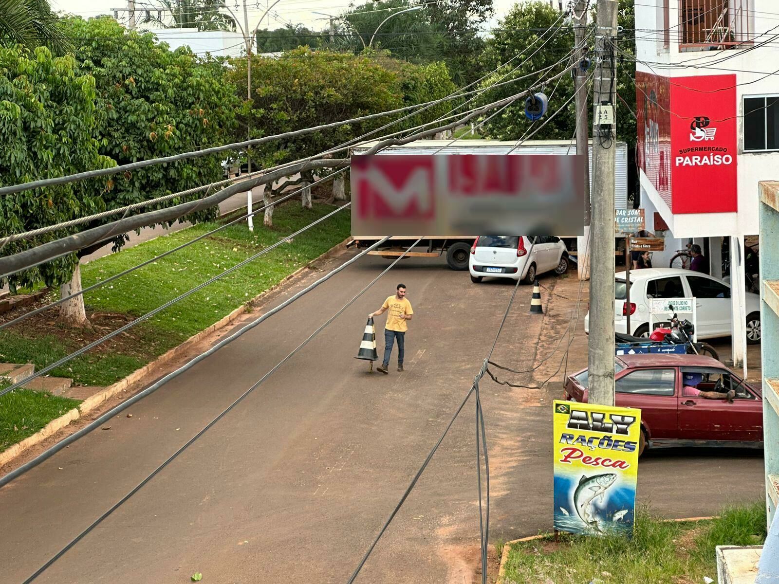 Imagem de compartilhamento para o artigo Caminhão desgovernado atinge carros próximos a supermercado e causa acidente em Paraíso das Águas da MS Todo dia